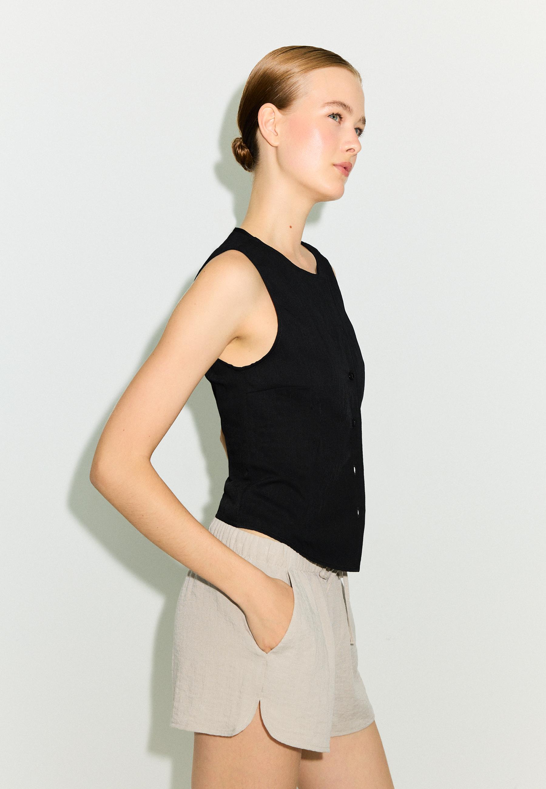 Regular buttoned waistcoat — Black
