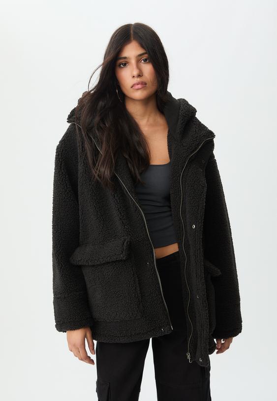 kurzer-mantel-im-lammfellimitat