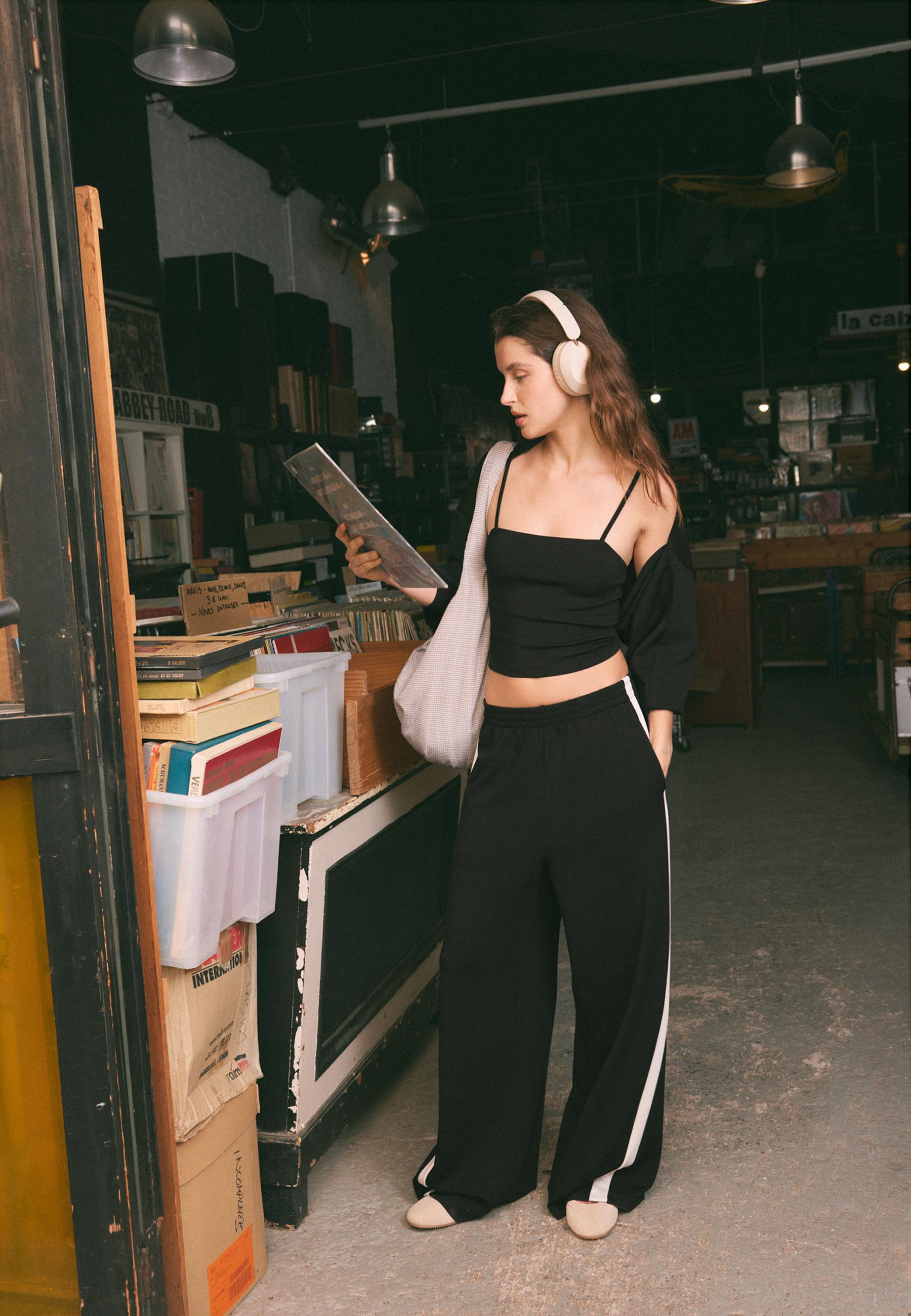 Stradivarius Παντελόνι Jogger Φαρδύ Μπαντζάκι Με Πλαϊνή Ρίγα Και Απαλή Υφή Μαύρο L