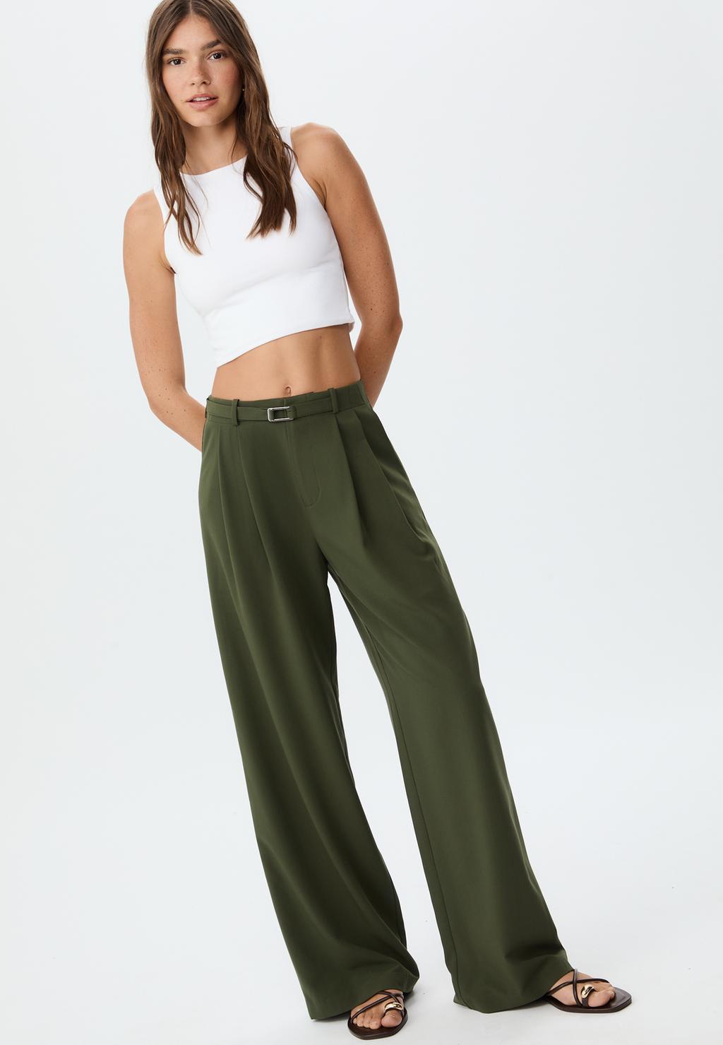 Pantalón vestir ancho detalle hebilla