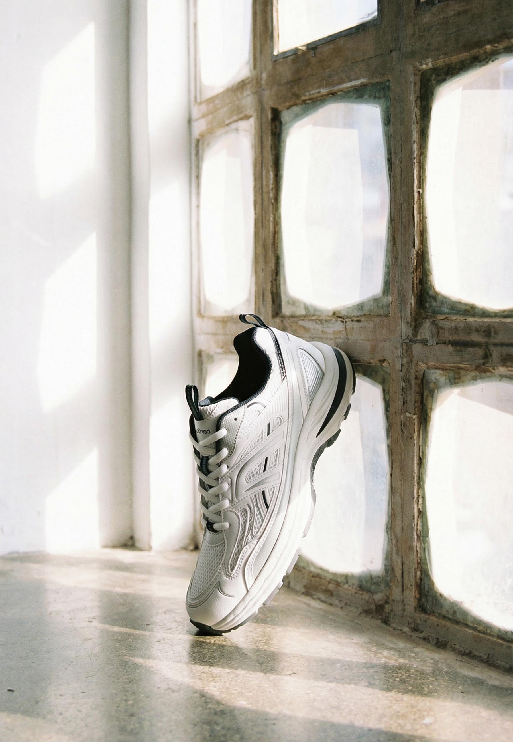 Trainers with detail — WHITE