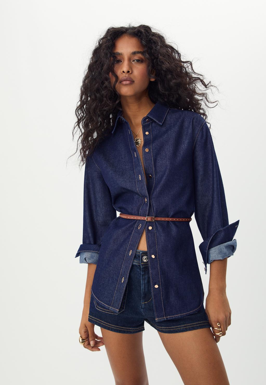 Denimhemd mit Gürtel