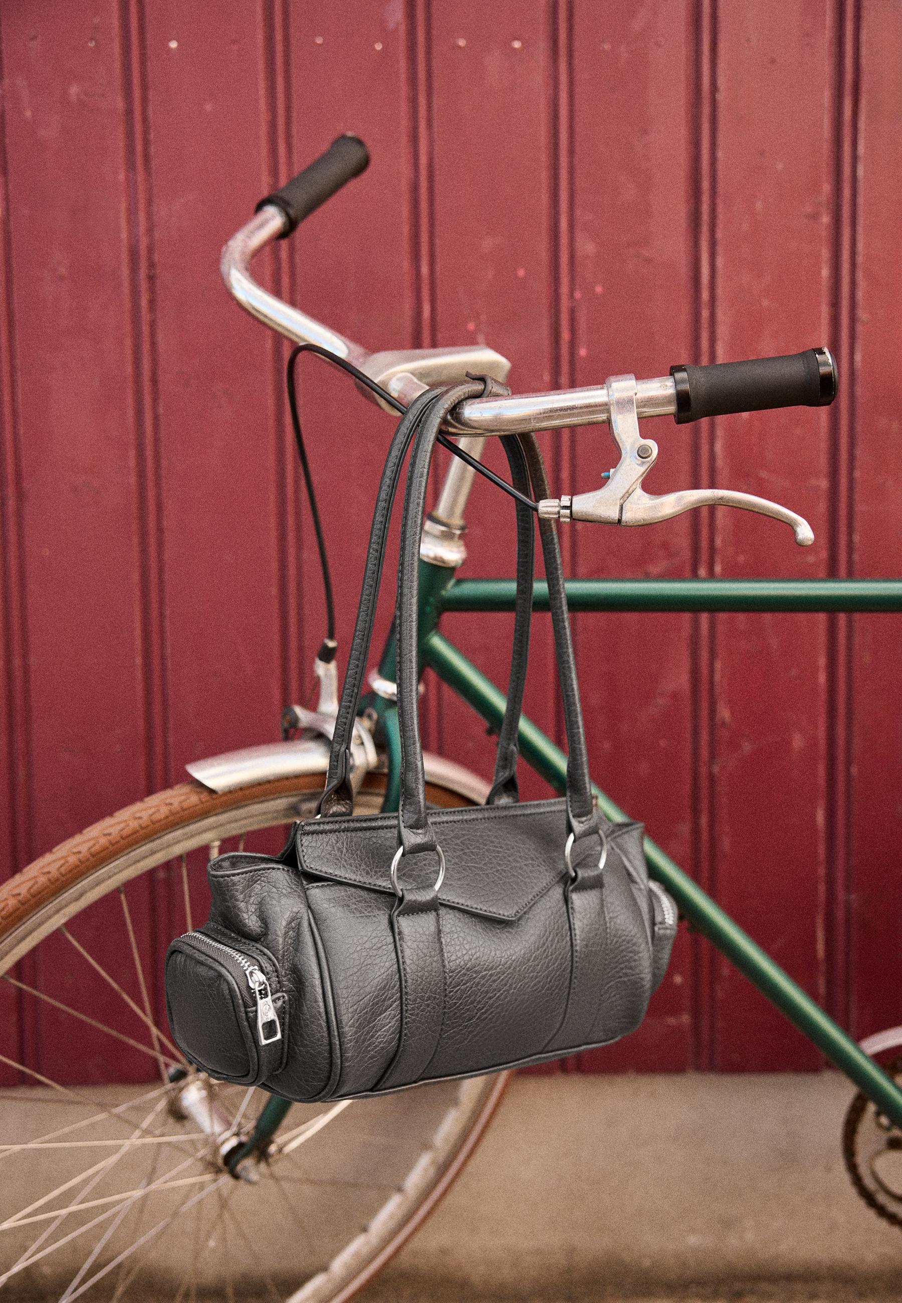 Elongated shoulder bag with pockets — Dark grey