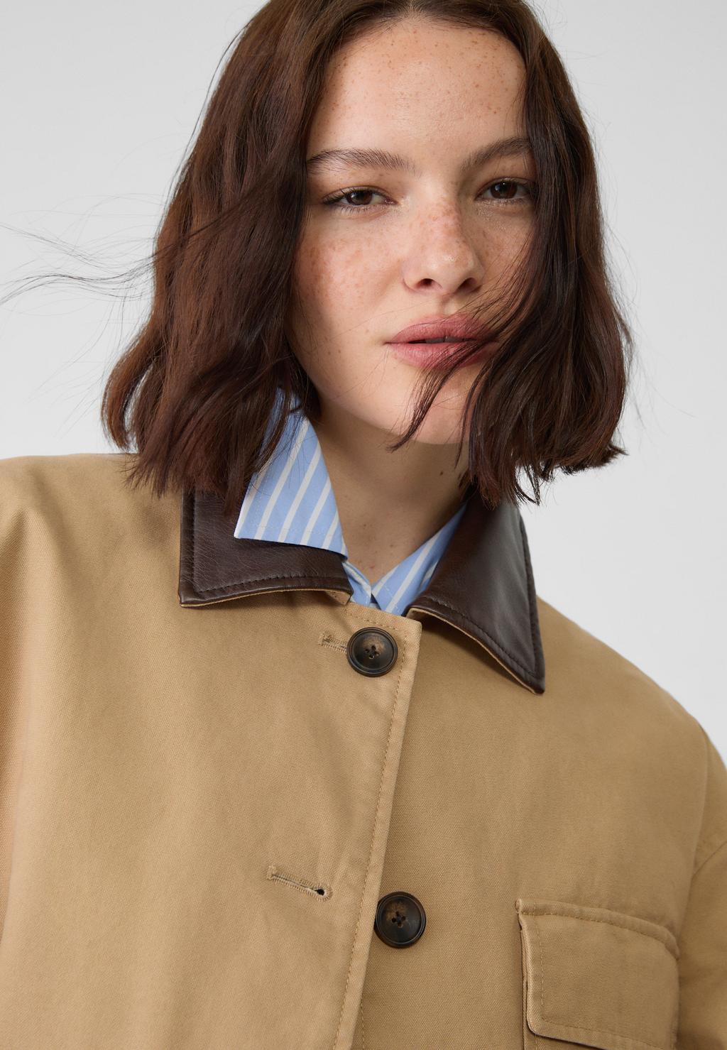 Jacket with pockets and a contrast collar