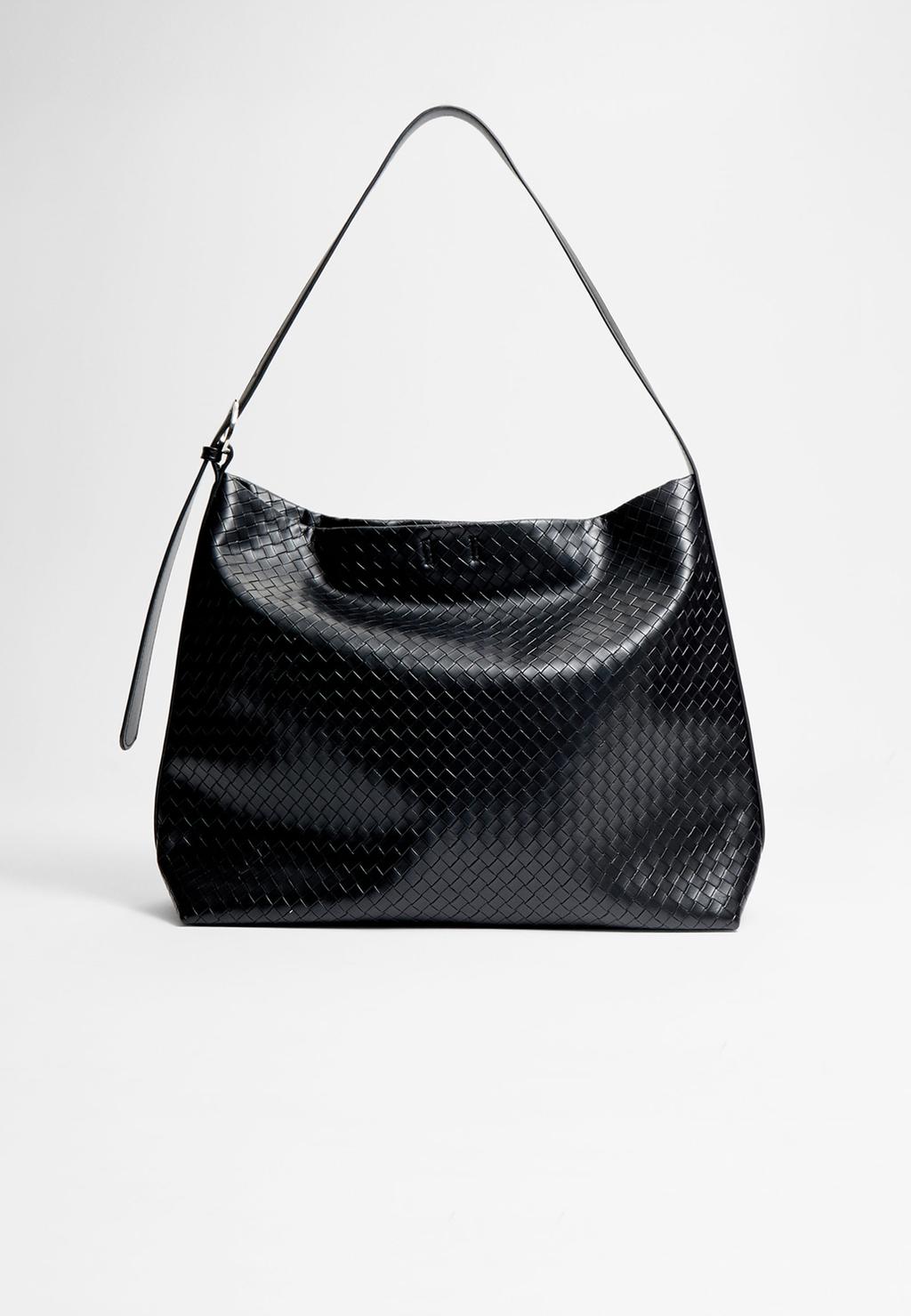 Woven shoulder bag