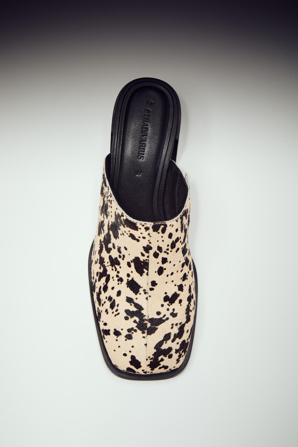 Animalprint-Pantoletten mit Absatz und Fell