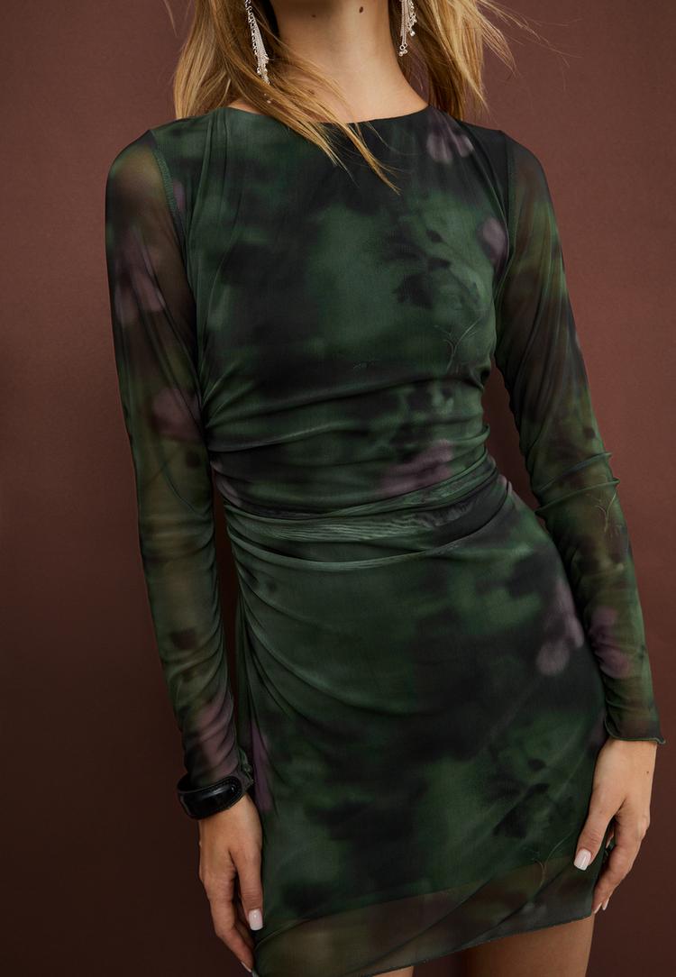 vestido curto estampado tule