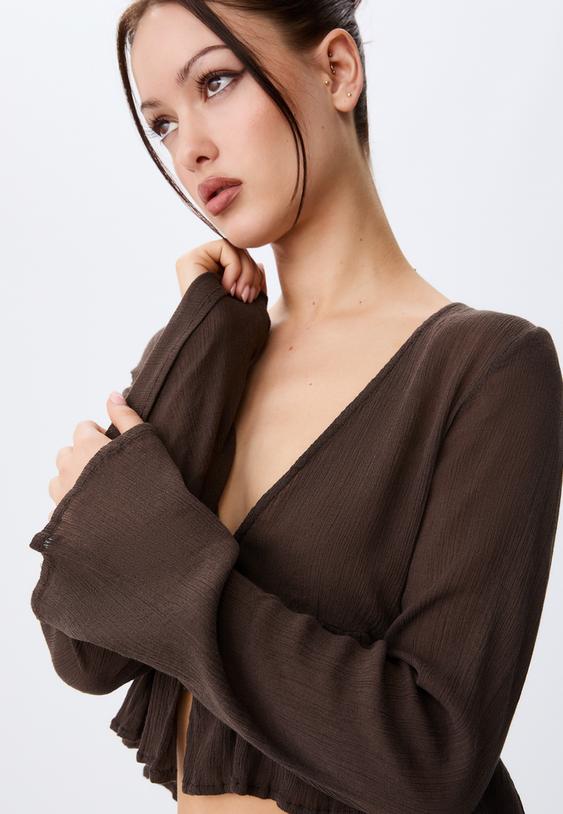 camisa com lacada e folhos