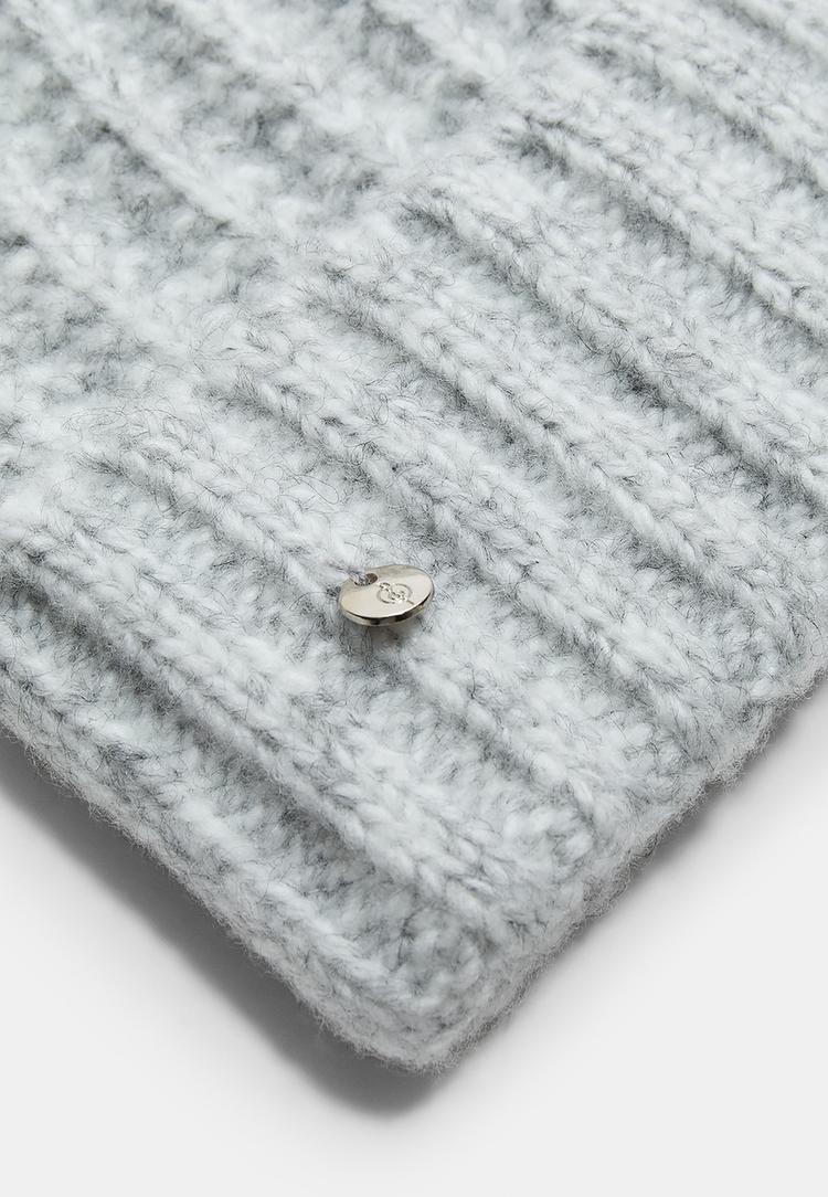 berretto a coste con targhetta