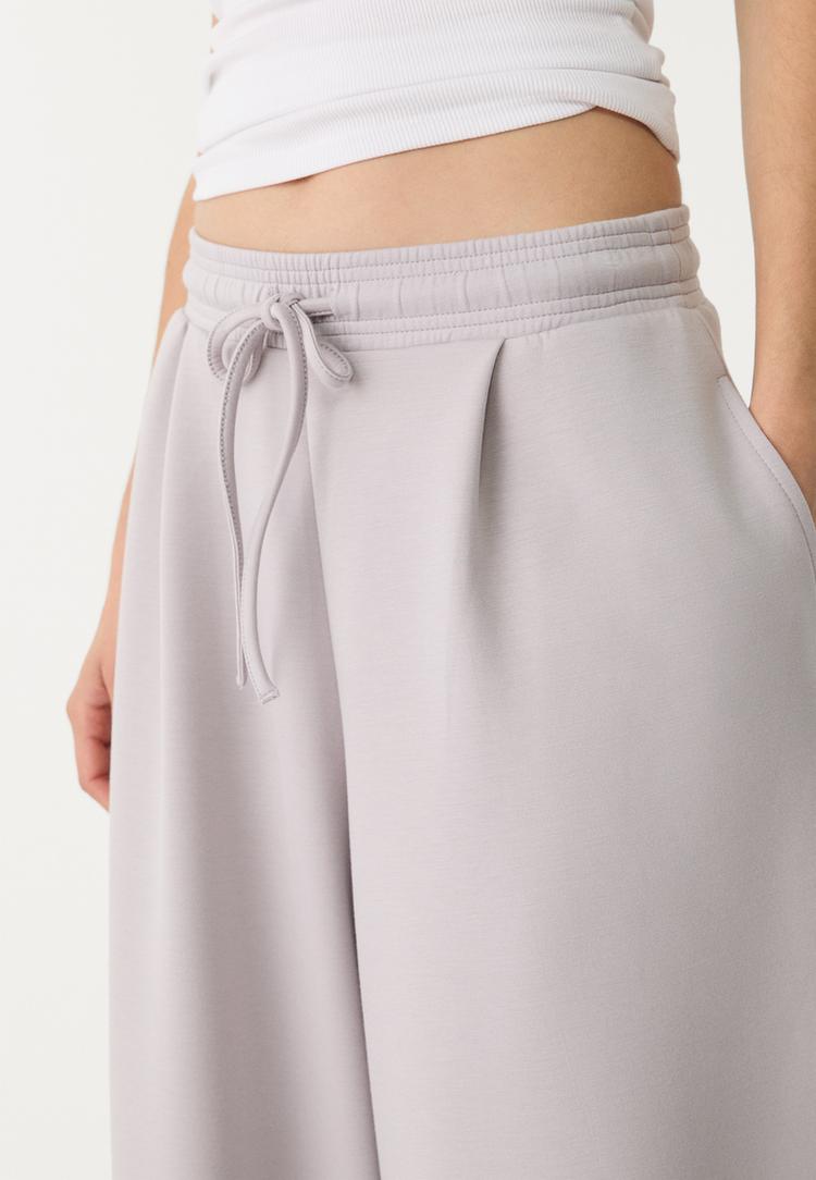 pantalon jogger pliegues tacto suave