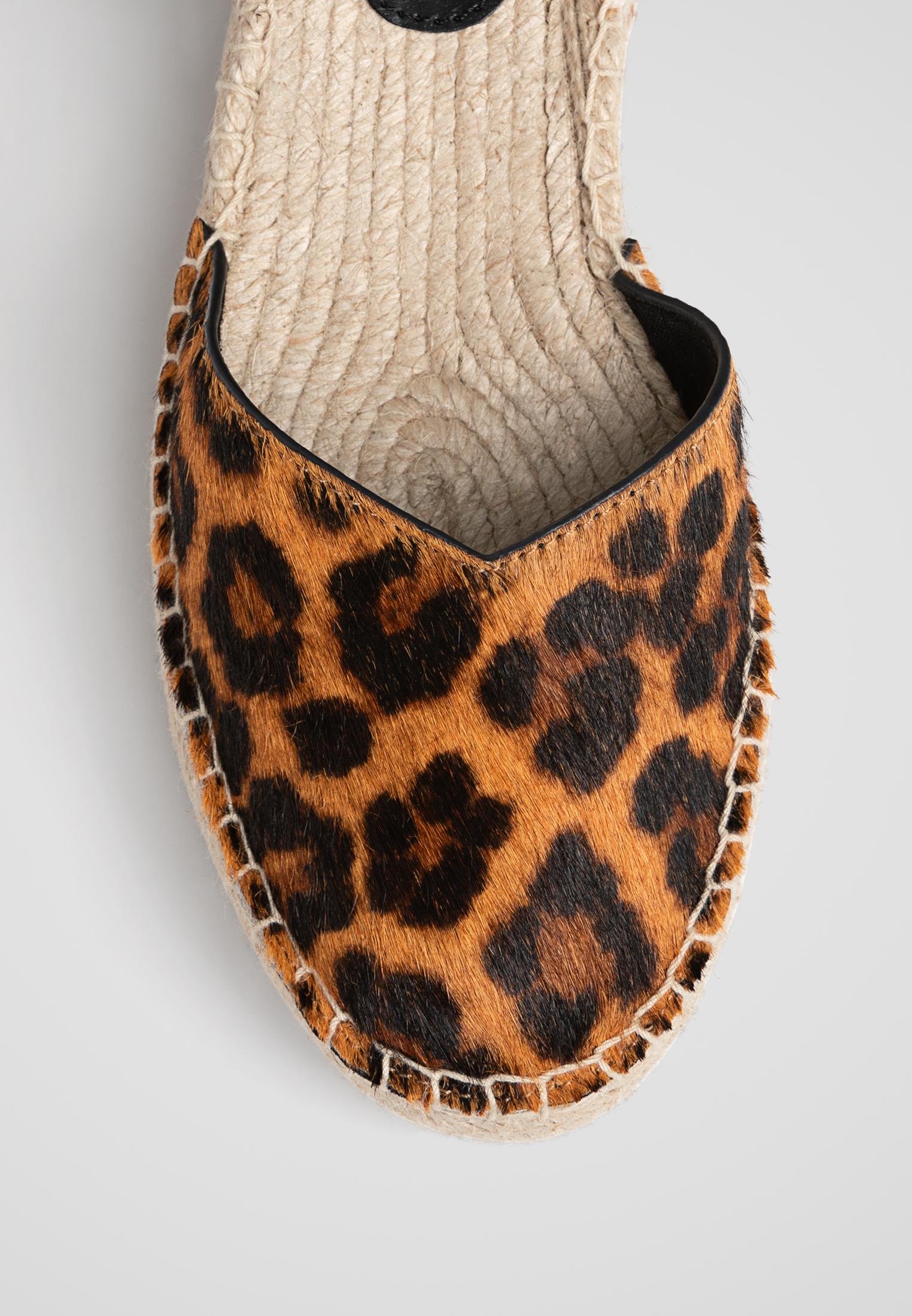 Espadrilles mit Leopardenprint und Schnurung