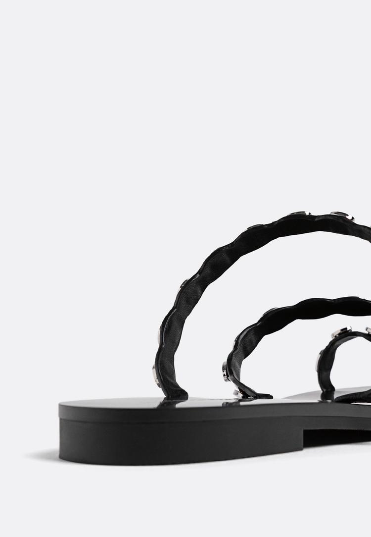 flache-sandalen-mit-nieten