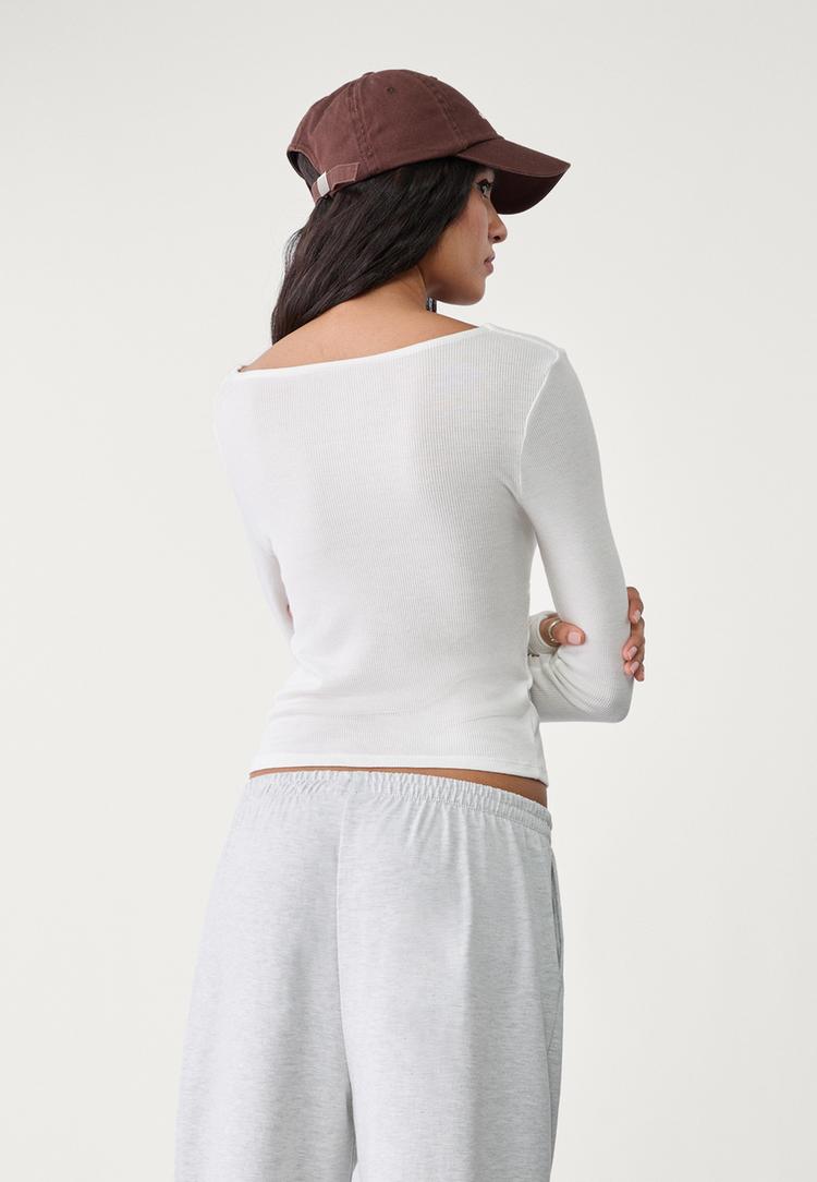 camiseta escote nudo