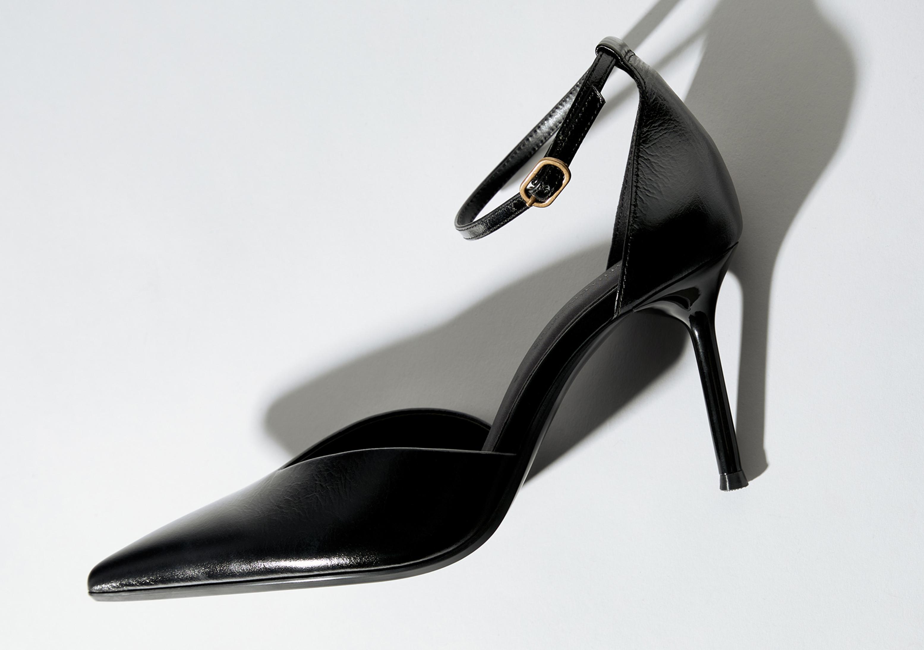 Leather heeled shoes — BLACK