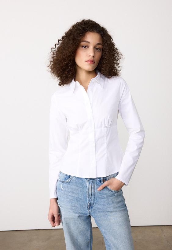 camisa ajustada bajo pecho