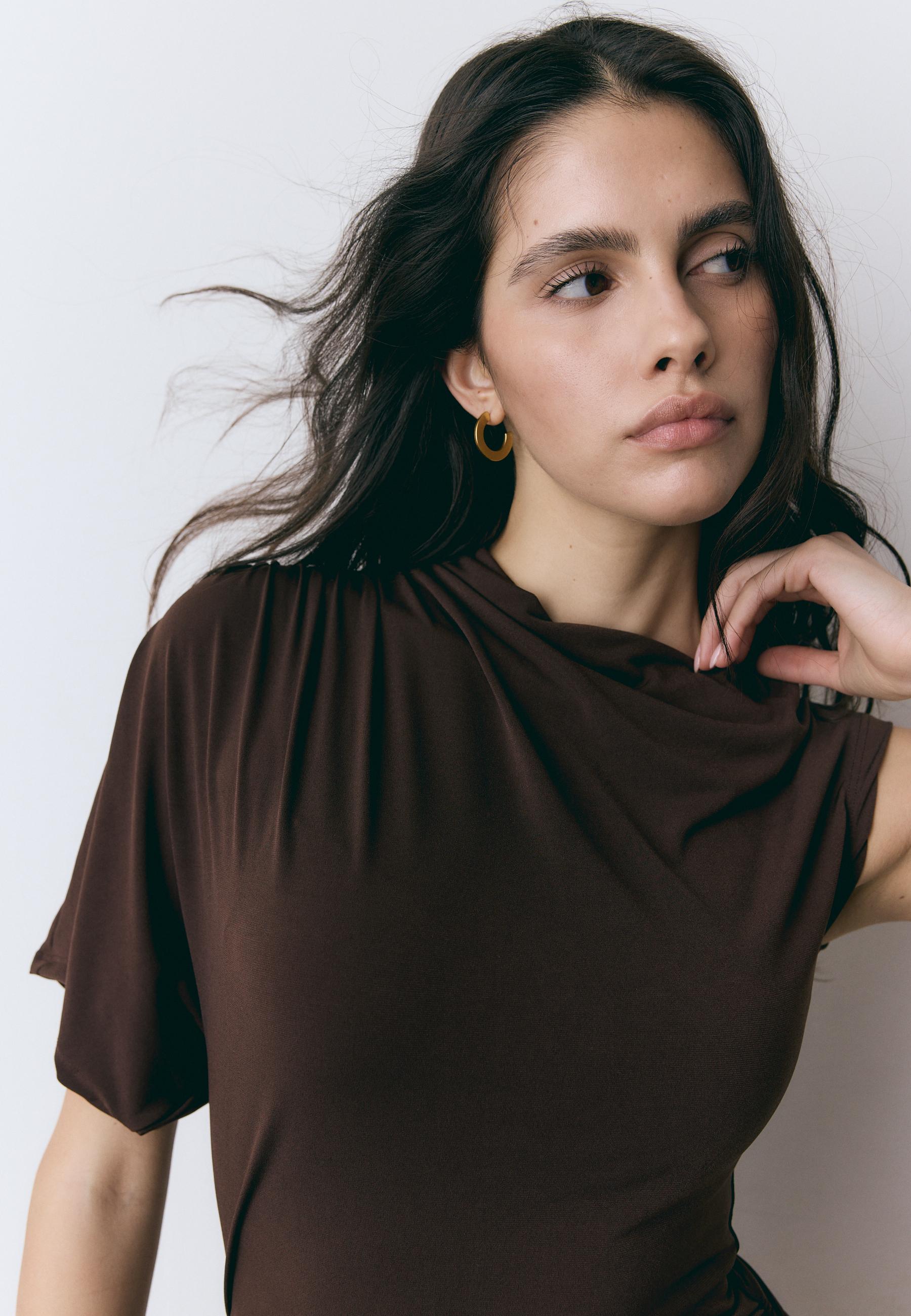 Kısa pelerin elbise