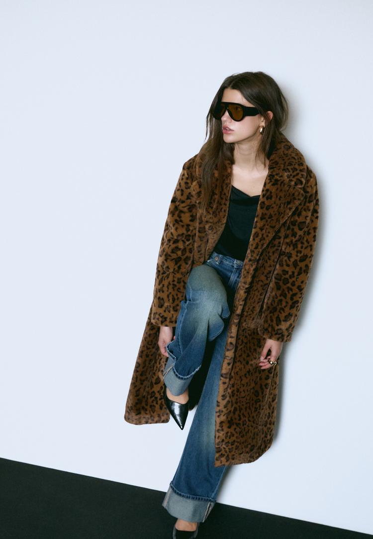 abrigo largo efecto pelo leopardo