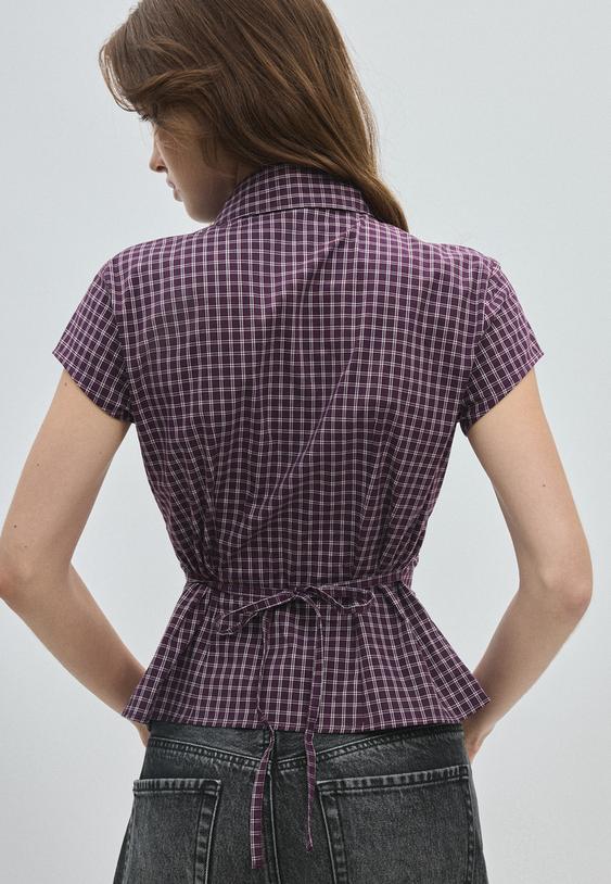 camicia a maniche corte con cucitura sotto il seno