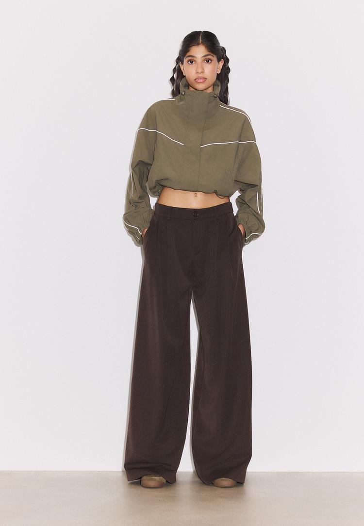 Stradivarius Hlače Širokih Nogavica S Pin Tuck Naborima Brown 34
