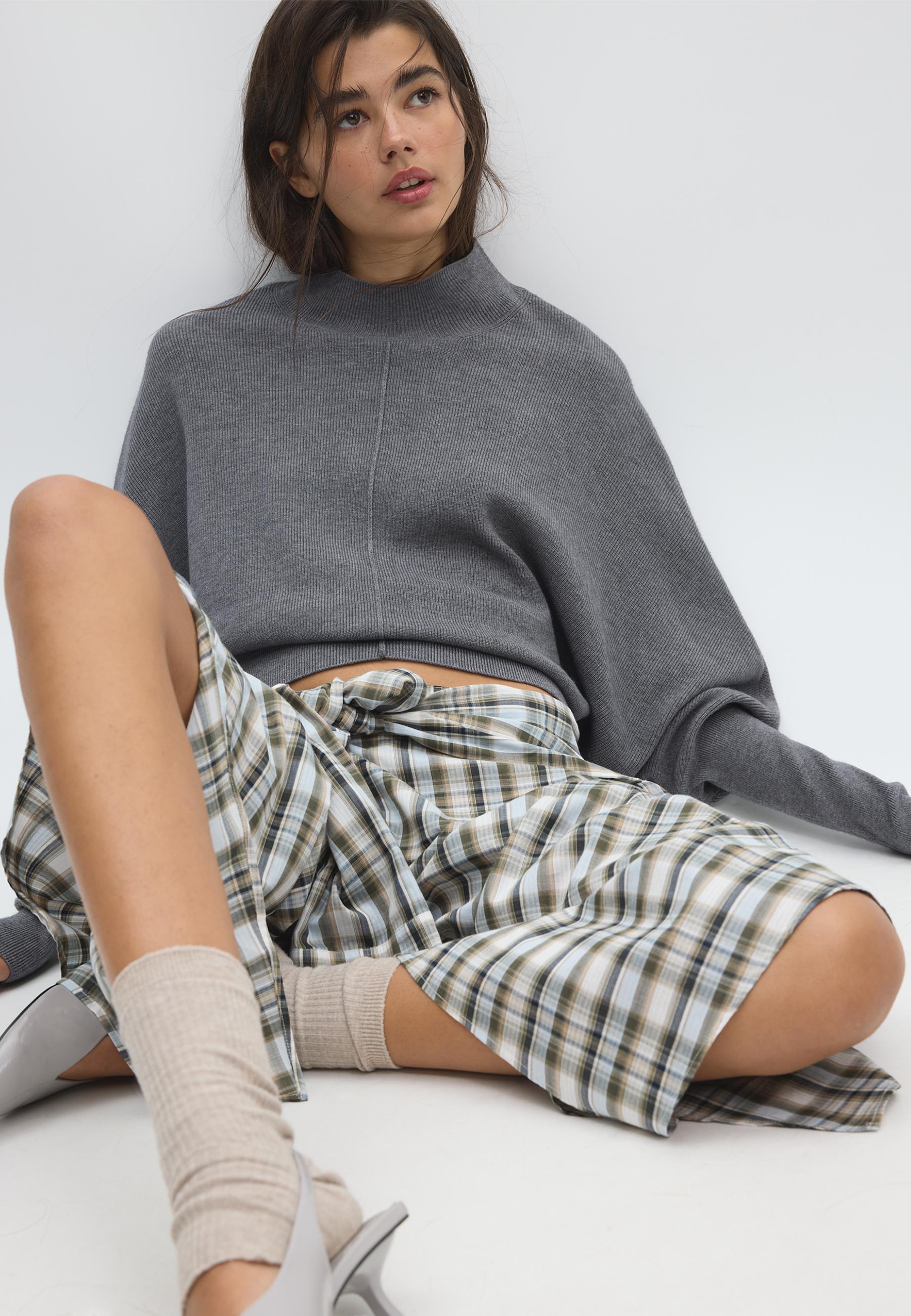 V-neck heeled shoes — GREY