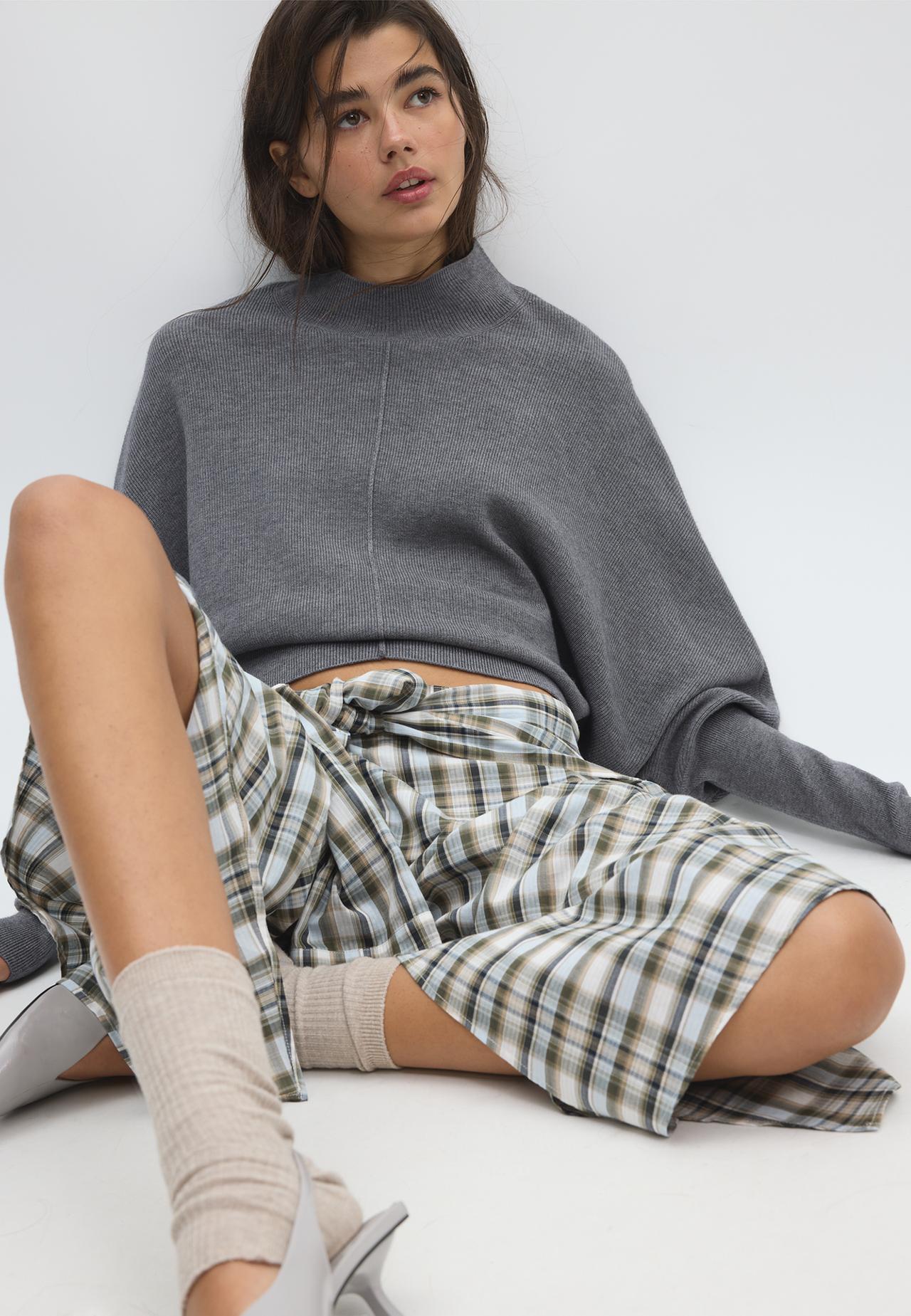 V-neck heeled shoes — GREY