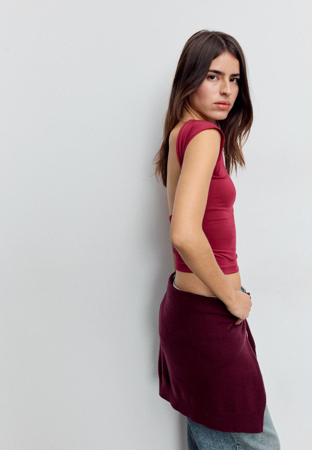 Тениска с гол гръб