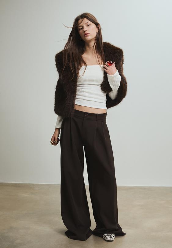 geruschtes-stricktshirt-mit-cutouts-an-den-schultern