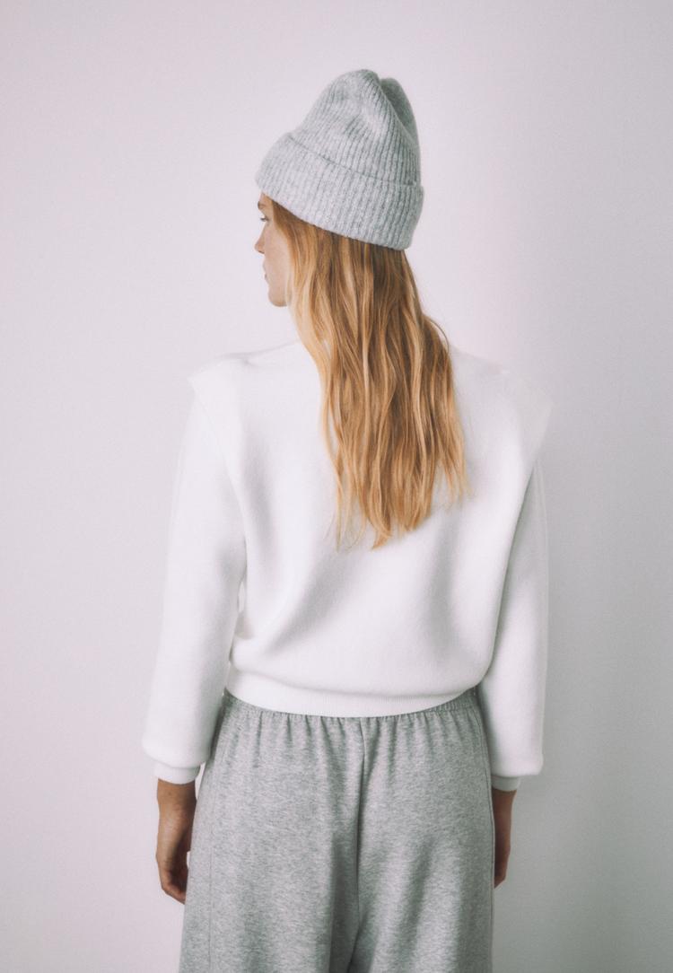 camisola de malha com ombreiras