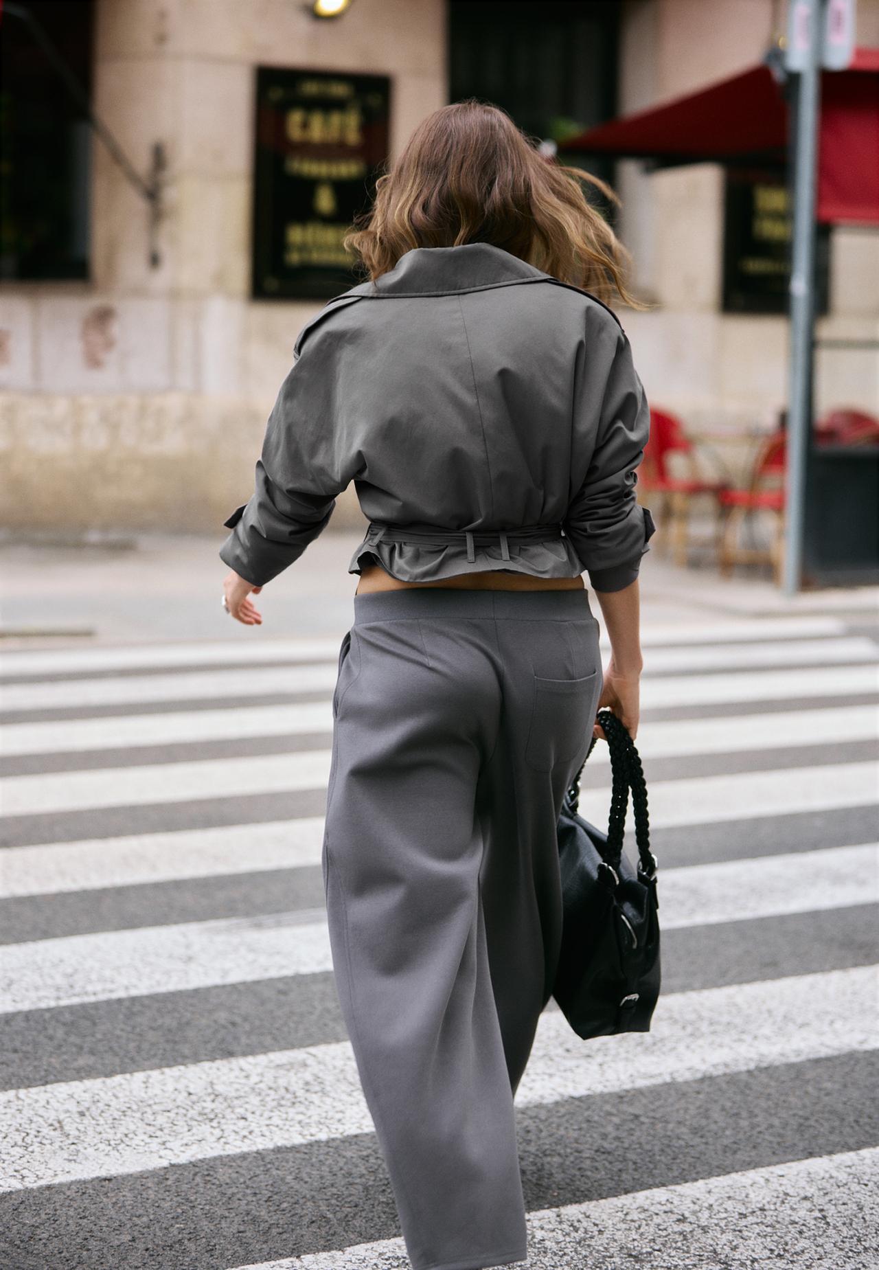 Short trench coat with padded shoulders — Grey
