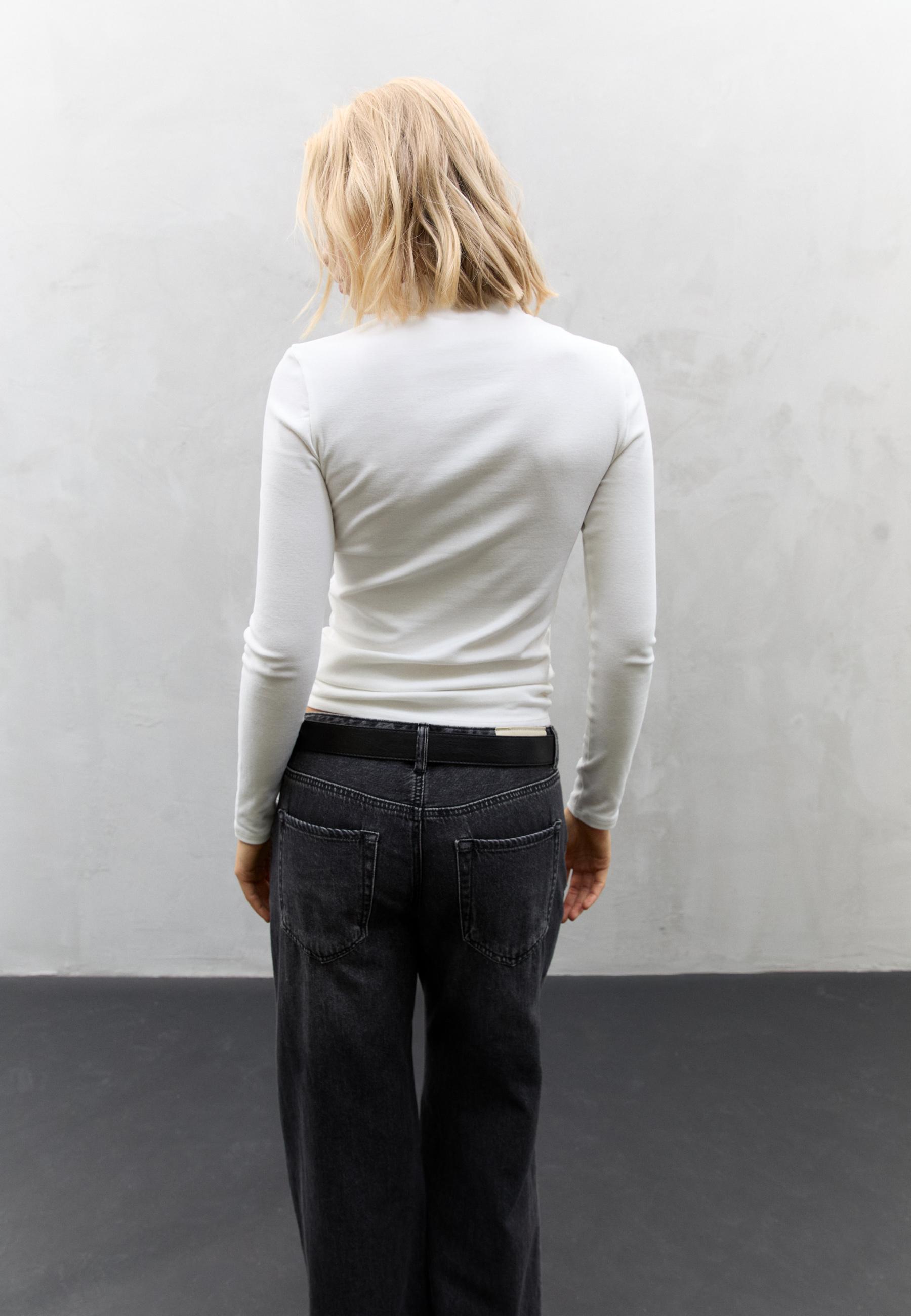 Basic high neck T-shirt — Ecru