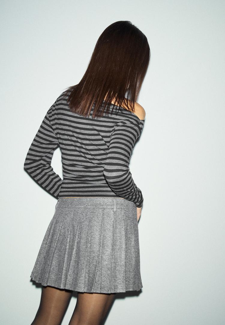 camiseta cuello asimetrico