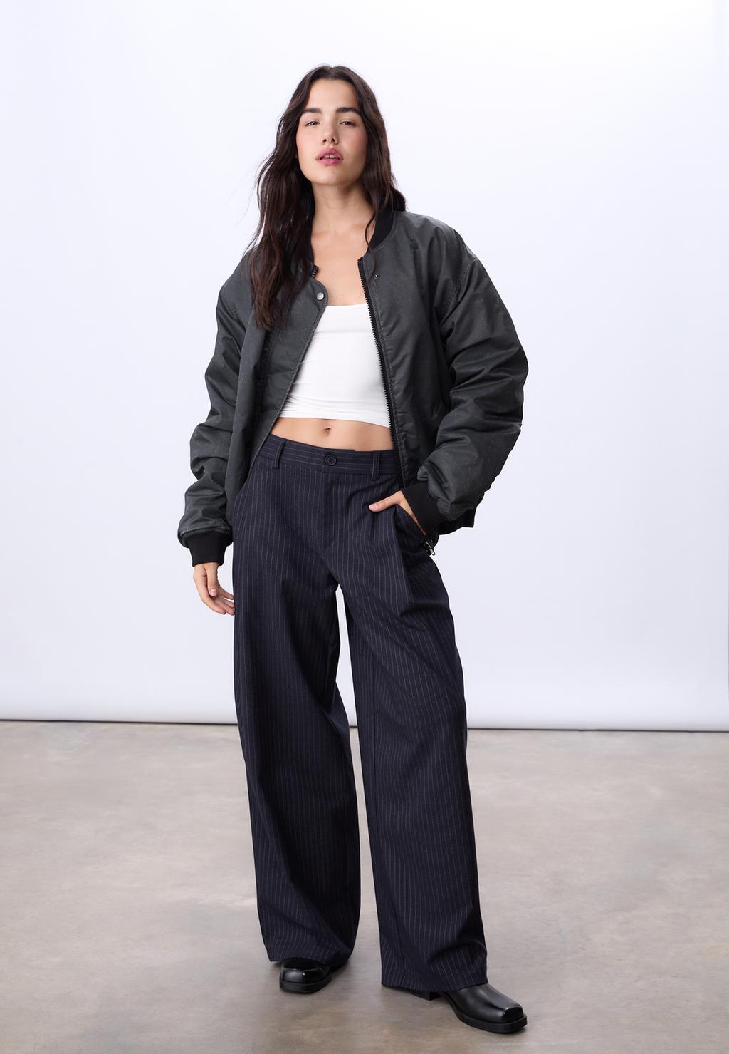 Pantalon habillé à pinces et rayures