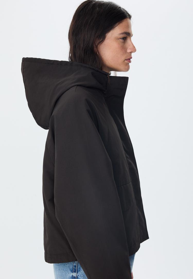parka tecnica corta capucha