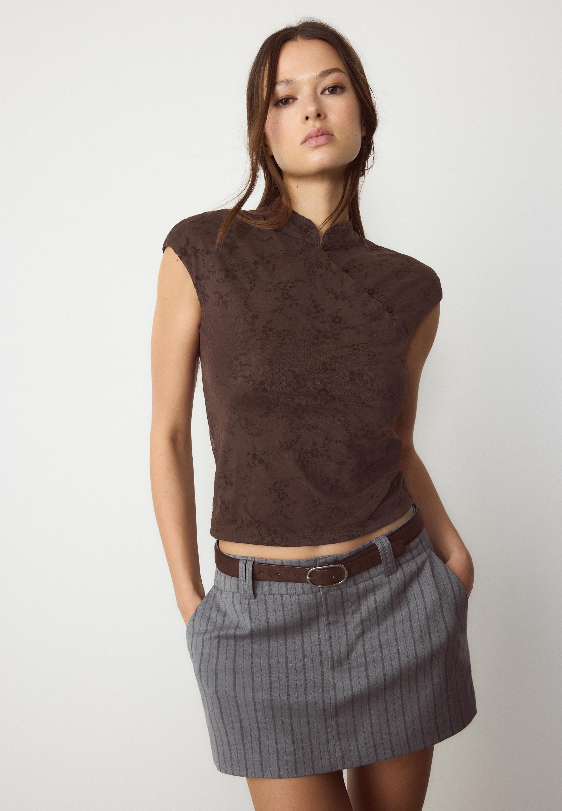 Flocked stand collar T-shirt — Brown