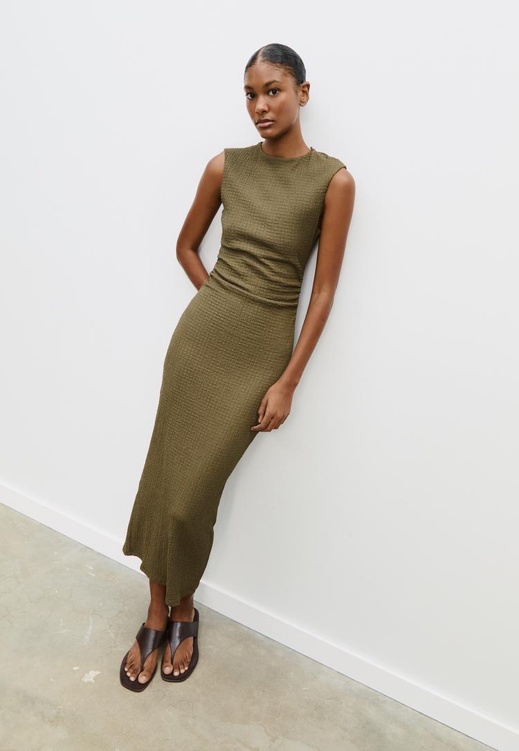 vestido midi frunce textura