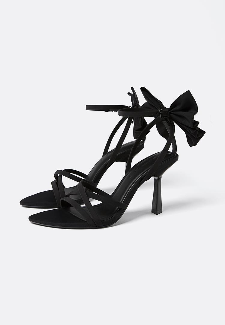 sandalias de salto com laco