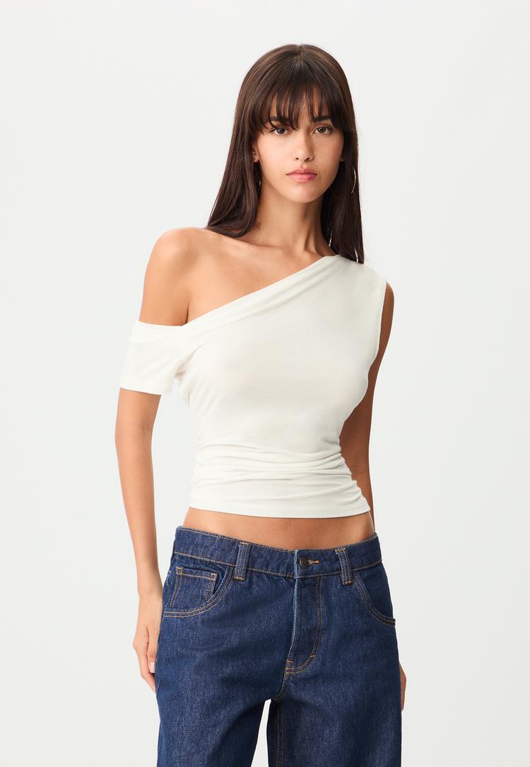 camiseta cuello asimetrico