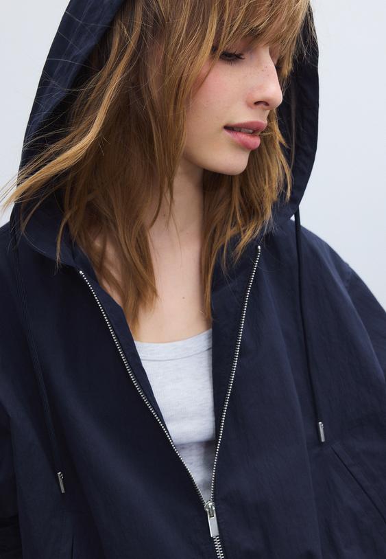 basic-jacke-aus-nylon-mit-kapuze