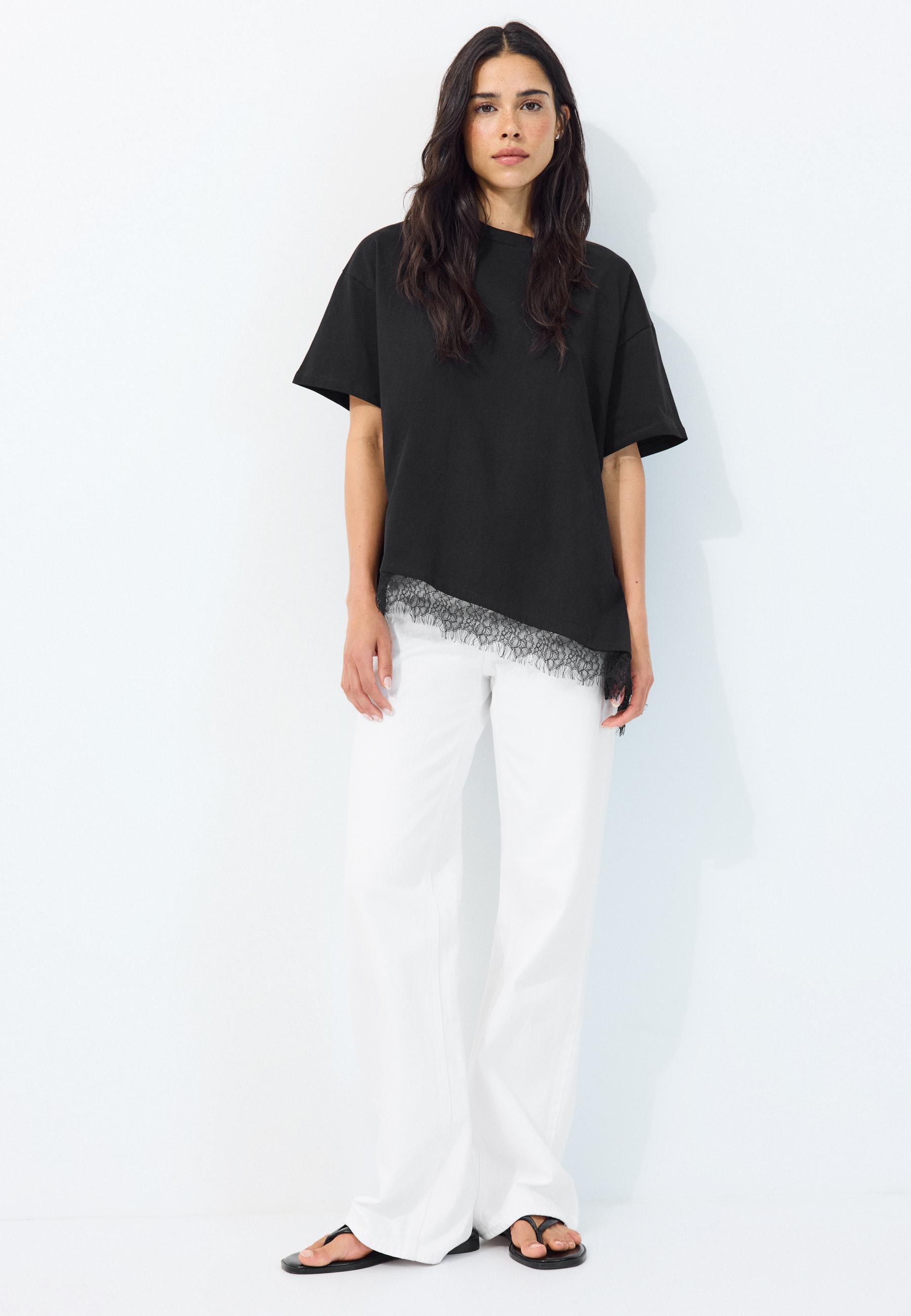 Short sleeve T-shirt with lace hem - Women's fashion