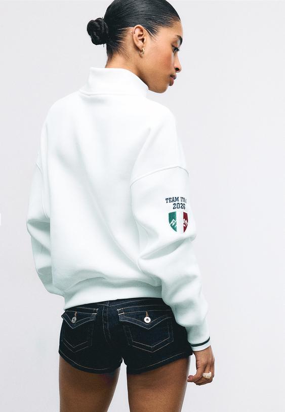 felpa con cerniera e ricami