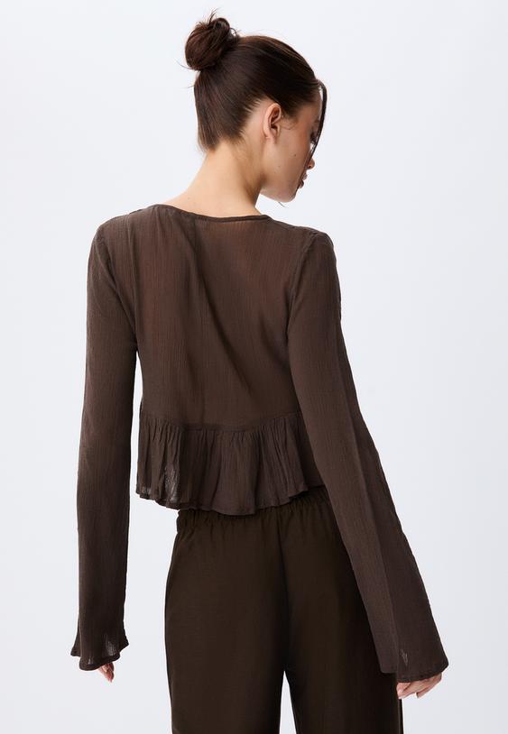 camisa com lacada e folhos