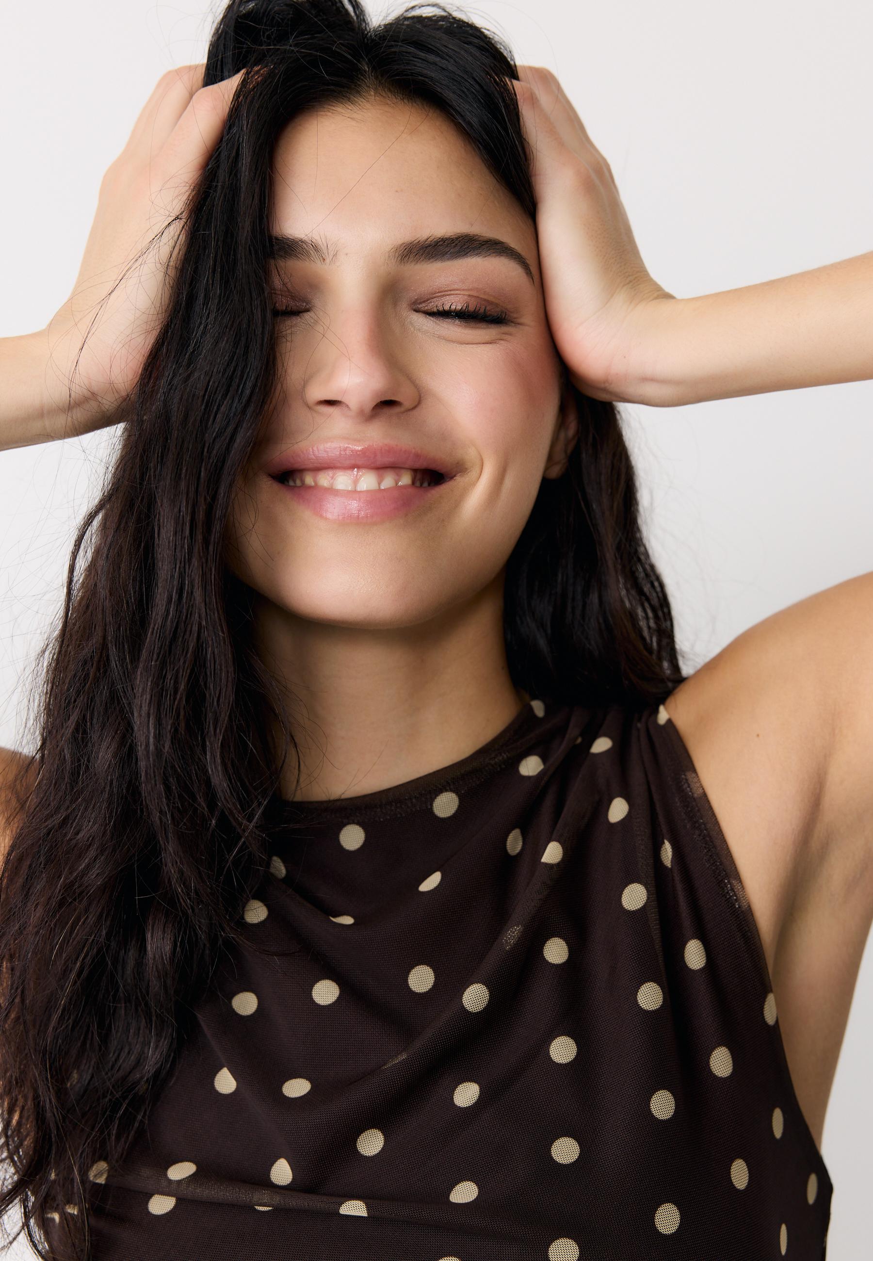 Desenli puantiyeli kolsuz tül midi elbise - Görsel 3