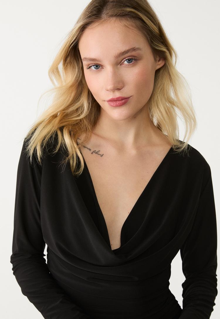 robe courte decollete fluide